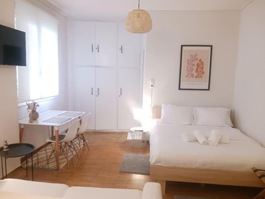 Beautiful Downtown Studio! Янина Экстерьер фото