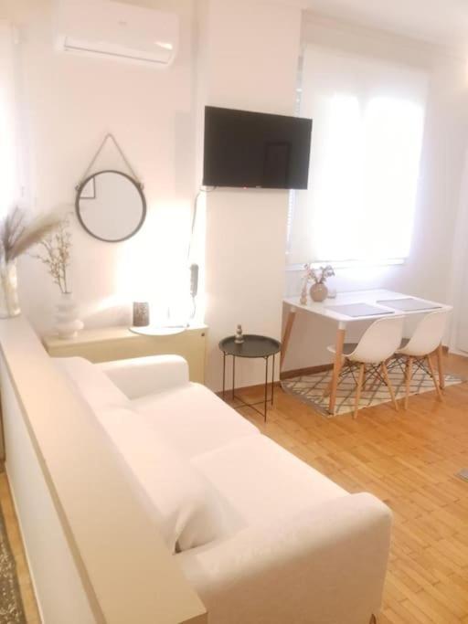 Beautiful Downtown Studio! Янина Экстерьер фото